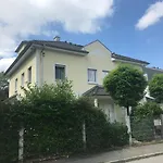Helle Souterrainwohnung mit Komfort